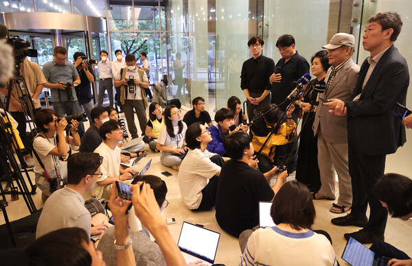 무료 슬롯 게임강제동원피해자 생존원고 대리인들과 피해 가족이 11일 서울 종로구 무료 슬롯 게임강제동원피해자지원재단 앞에서 '제3자 변제 공탁에 대한 피해자 측 입장 발표 기자회견'을 진행하고 있다. [사진=이성훈기자]