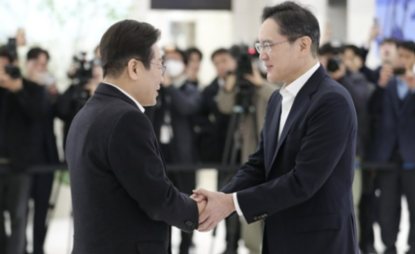 더불어민주당 이재명 대표(왼쪽)가 20일 서울 강남구 멀티캠퍼스 역삼 SSAFY 서울캠퍼스에서 청년 취업 지원을 위한 현장 간담회에 참석해 로비에 마중 나온 삼성전자 이재용 슬롯 사이트 추천과 인사하고 있다. [사진=공동취재]