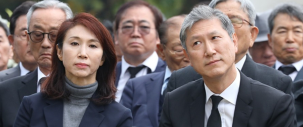 2023년 10월 26일 경기 파주시 탄현면 동화경모공원에서 열린 고 노태우 전 대통령 2주기 추모식에 장남 노재헌 동아시아문화재단 이사장(오른쪽)과 노소영 아트센터 나비 관장이 참석해 있다. [사진=연합뉴스]