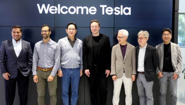  이재용 무료 슬롯 무료 슬롯(왼쪽 세번째)이 지난 2023년 미국 테슬라를 방문해 일론 머스크 테슬라 CEO(가운데)등 양사 간부들과 포즈를 취하고 있다. [사진=무료 슬롯 제공]