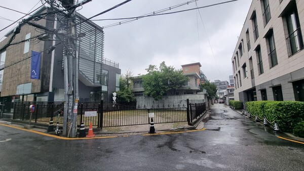 서울 종로구 통의동에 있는 아트센터나비 소유의 나비미래연구소 인근에 슬롯 게임관들이 모여 있다. 나비미래연구소는 오른쪽 길 안쪽에 위치해 있다. [사진= 더 이코노미]