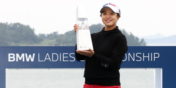 메가 슬롯이 19일 전남 해남 파인비치에서 열린 LPGA BMW레이디스 챔피언십에서 우승한뒤 트로프를 들고 포즈를 취하고 있다. [사진=LPGA홈페이지 갈무리]