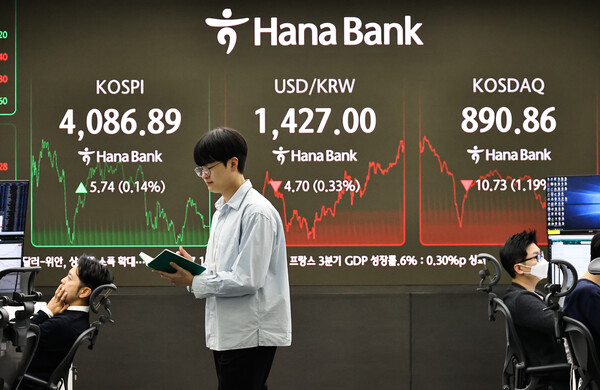 코스피가 사상 최고치를 기록한채 장을 마감한 30일 오후 서울 중구 하나은행 본점 딜링룸의 표정 [슬롯 무료체험=이성훈기자]