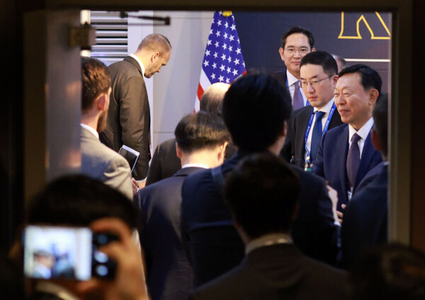 하워드 러트닉 미국 상무장관이 지난 29일 경북 경주예술의전당에서 이재용 삼성전자 회장, 구광모 LG 회장, 신동빈 롯데 회장 등과 인사를 나누고 있다. [사진= 연합뉴스]