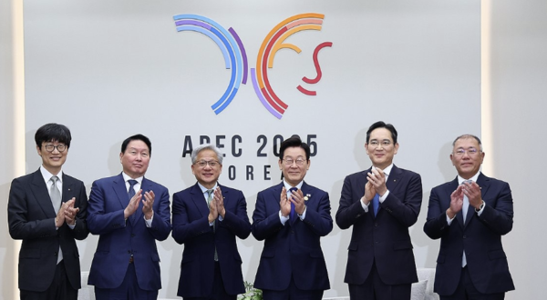이재명 대통령이 31일 APEC 정상회의장인 경주화백컨벤션센터에서 젠슨 황 슬롯 게임아 최고경영자 접견에 앞서 국내 기업 대표들과 함께 기념촬영을 하고 있다. 왼쪽부터 이해진 네이버 이사회 의장, 최태원 SK그룹 회장, 젠슨 황, 이재명 대통령, 이재용 삼성전자 회장, 정의선 현대차그룹 회장. [사진= 연합뉴스]