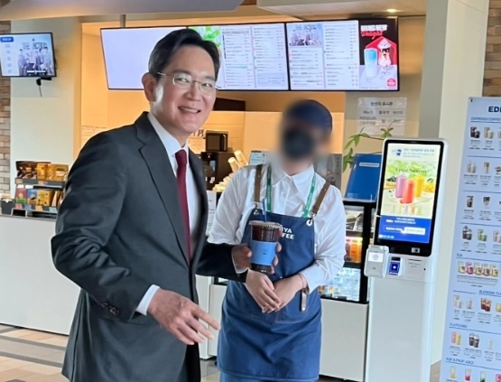 프라그 마틱 슬롯 무료 삼성그룹 프라그 마틱 슬롯 무료이 한 카페 직원과 사진을 찍는 모습. [사진 = 스레드]