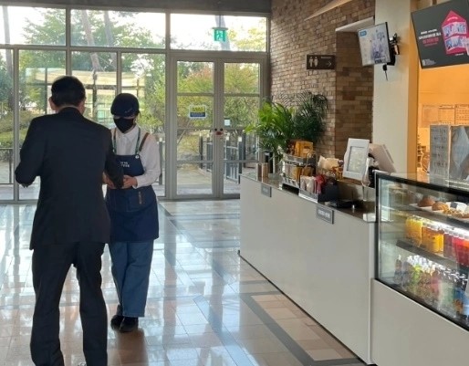 프라그 마틱 슬롯 무료 삼성그룹 프라그 마틱 슬롯 무료이 카페 직원에게 5만원을 건네는 모습. [사진 = 스레드]