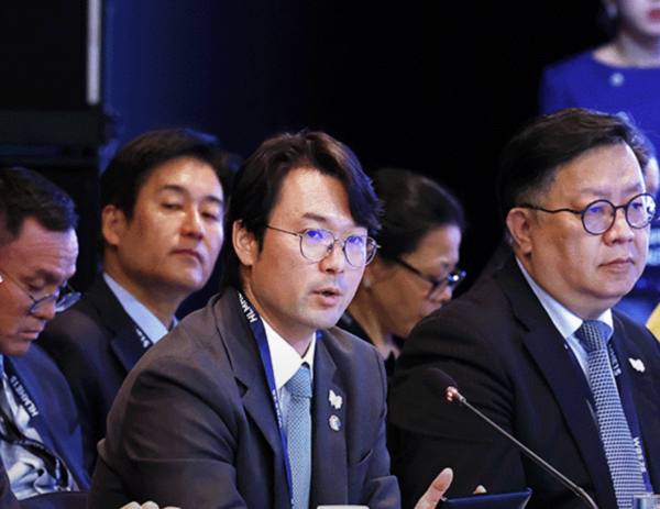 메가 슬롯그룹 이규호 부회장이 2025년 APEC 보건과경제고위급회의 (HLMHE) 개막 본회의에 참석해 ABAC 내 바이오헬스케어워킹그룹 (BHWG) 의장으로서 그간의 활동경과와 성과를 알리고 헬스케어 분야의 글로벌 리더들과 함께 미래 헬스케어 혁신을 논의했다. [사진=코로롱그룹 제공]