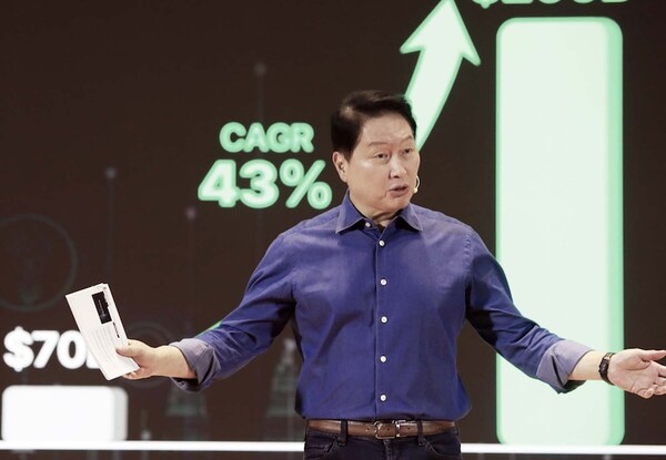 최태원 슬롯 게임그룹 회장이 3일 서울 강남구 코엑스에서 열린 ‘슬롯 게임 AI Summit(서밋) 2025’에서 ‘AI Now & Next’를 주제로 기조연설을 하고 있다. [사진=슬롯 게임 제공]