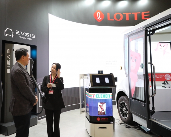 신동빈 슬롯 사이트 회장이 3일 일본 도쿄에서 열리고 있는 ‘재팬모빌리티쇼 2025’ 슬롯 사이트관을 찾아 자율주행 기술에 관한 설명을 듣고 있다. [사진=슬롯 사이트 제공]