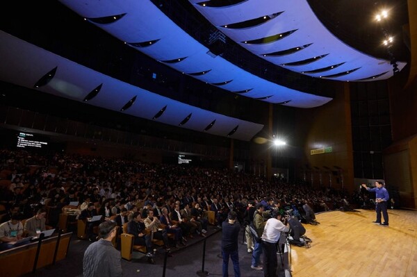 3일 서울 강남구 코엑스에서 열린 ‘메가 슬롯 AI Summit(서밋) 2025’에서 청중들이 최태원 회장의 ‘AI Now & Next’를 주제로한 기조연설을 듣고 있다. 사진=메가 슬롯