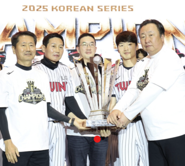 구광모 피망 슬롯회장과 구단 관계자들이 우승컵을 들어보이고 있다. [사진= 피망 슬롯 제공]