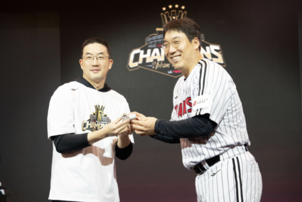 구광모 LG회장이 김현수 선수에게 롤렉스 시계를 전달하고 있다. [사진=LG 제공]