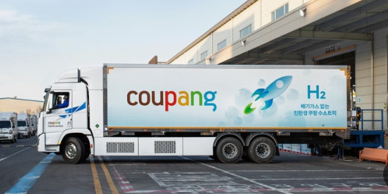 쿠팡로고가 새겨진 로켓배송 트럭 [사진=쿠팡 제공]