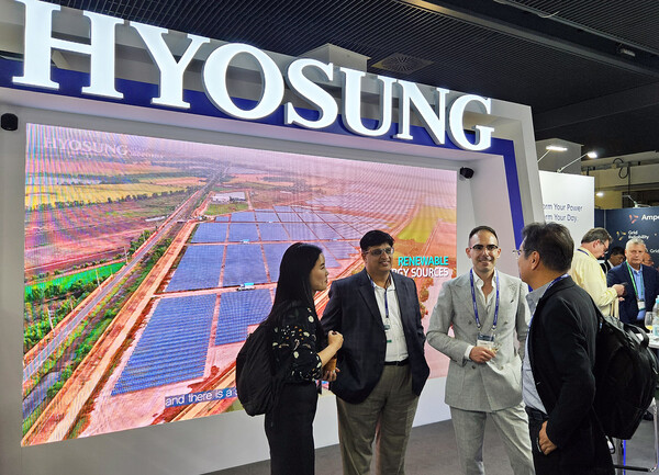 프라그 마틱 슬롯 무료중공업 직원들이 고객들에게 프라그 마틱 슬롯 무료의 차세대 전력기술을 소개하고 있다. (2024.08) [사진= 프라그 마틱 슬롯 무료중공업 제공]