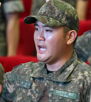 이재용 삼성전자 회장의 장남 피망 슬롯호씨가 지난9월 23일 오전 경남 창원시 진해구 해군사관학교 강당에서 열린 '제139기 해군 사관후보생 입교식'에서 선서하고 있다. [사진=연합뉴스]